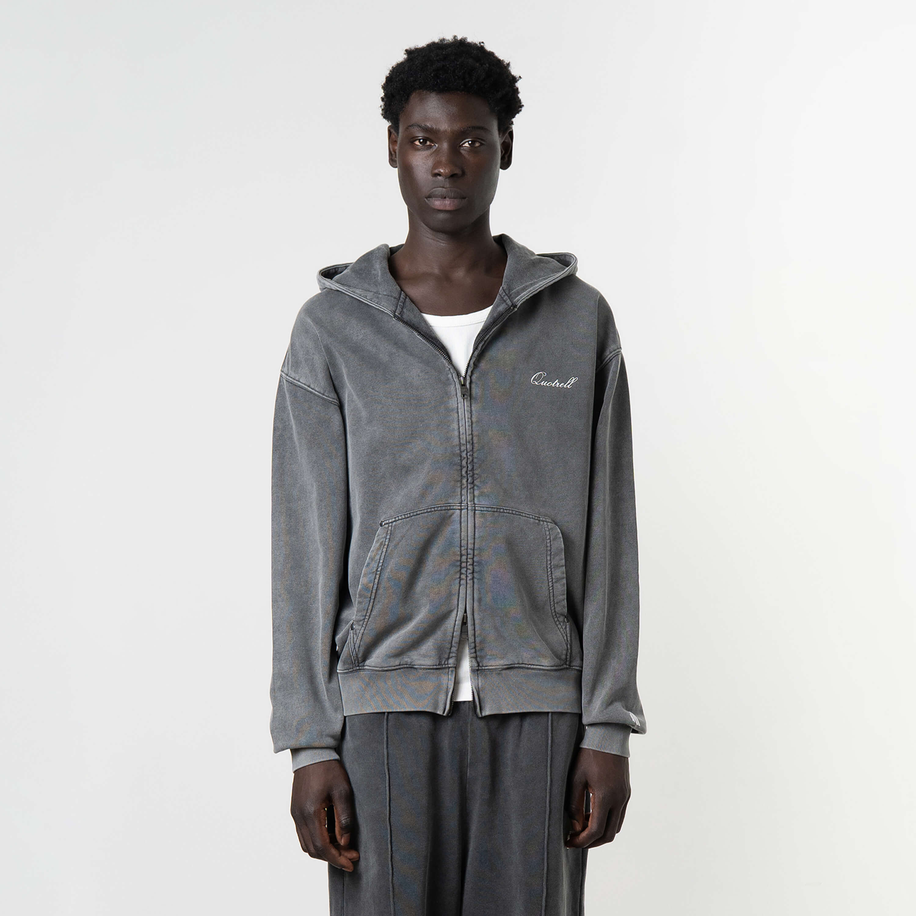 Model is 189 cm, 74 kg, and wears size M

