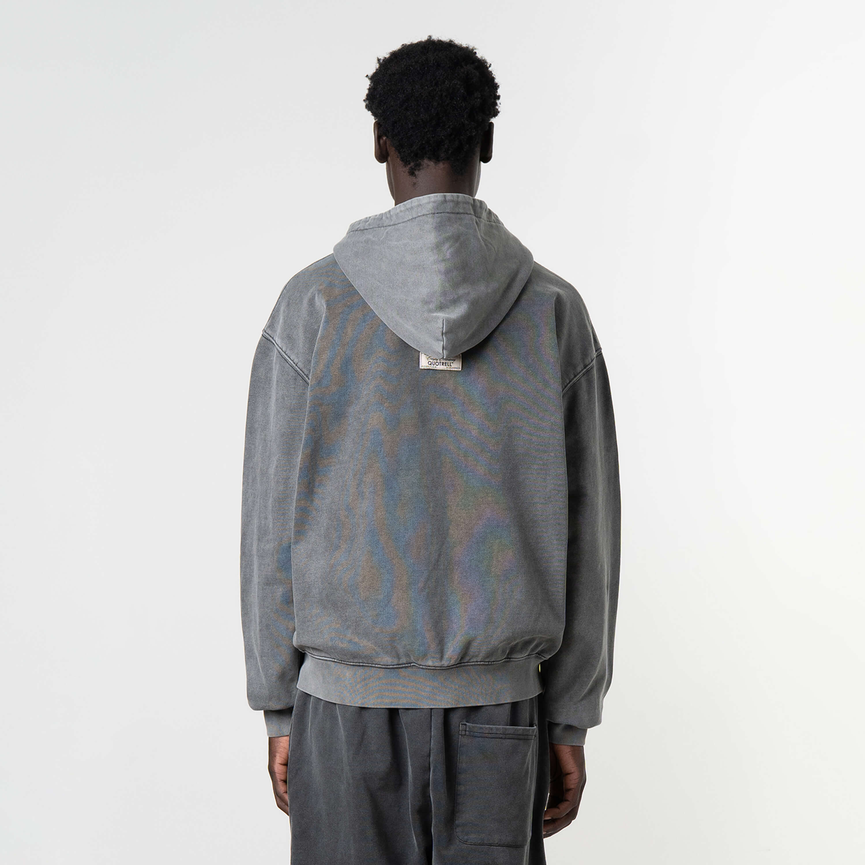 Model is 189 cm, 74 kg, and wears size M
