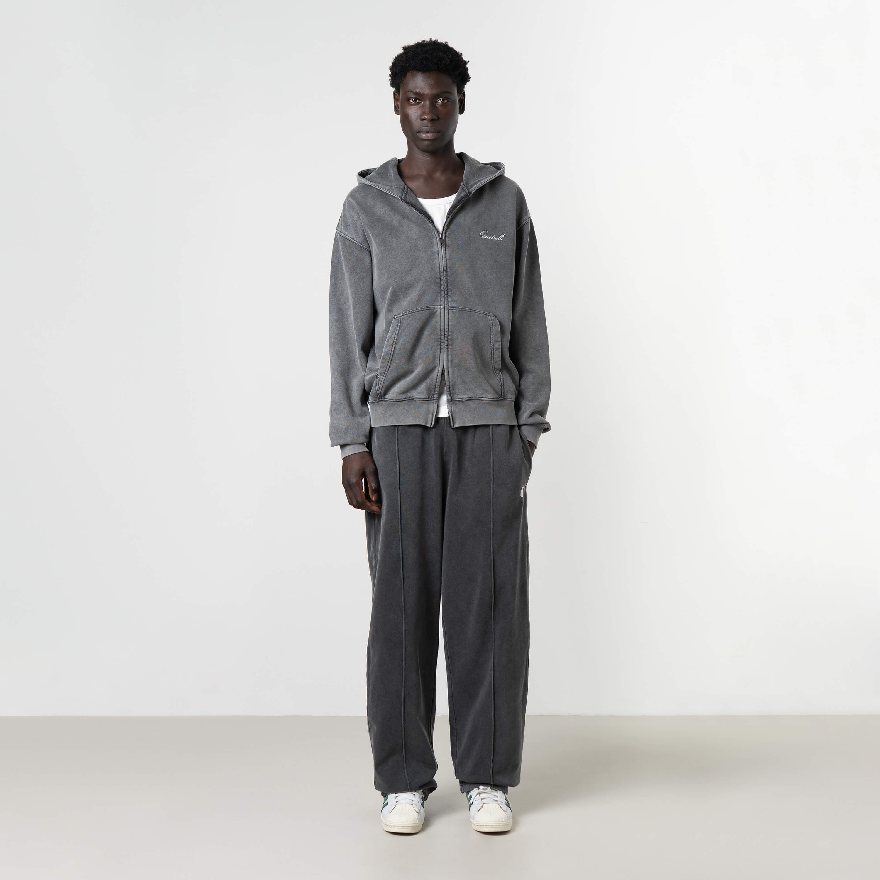 Model is 189 cm, 74 kg, and wears size M

