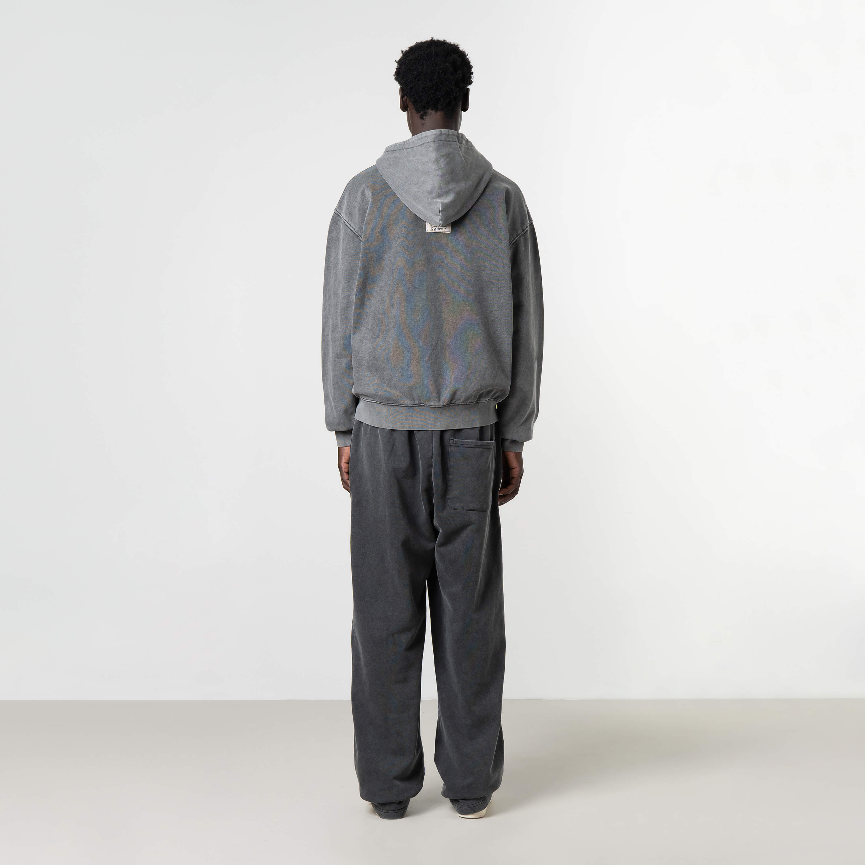 Model is 189 cm, 74 kg, and wears size M
