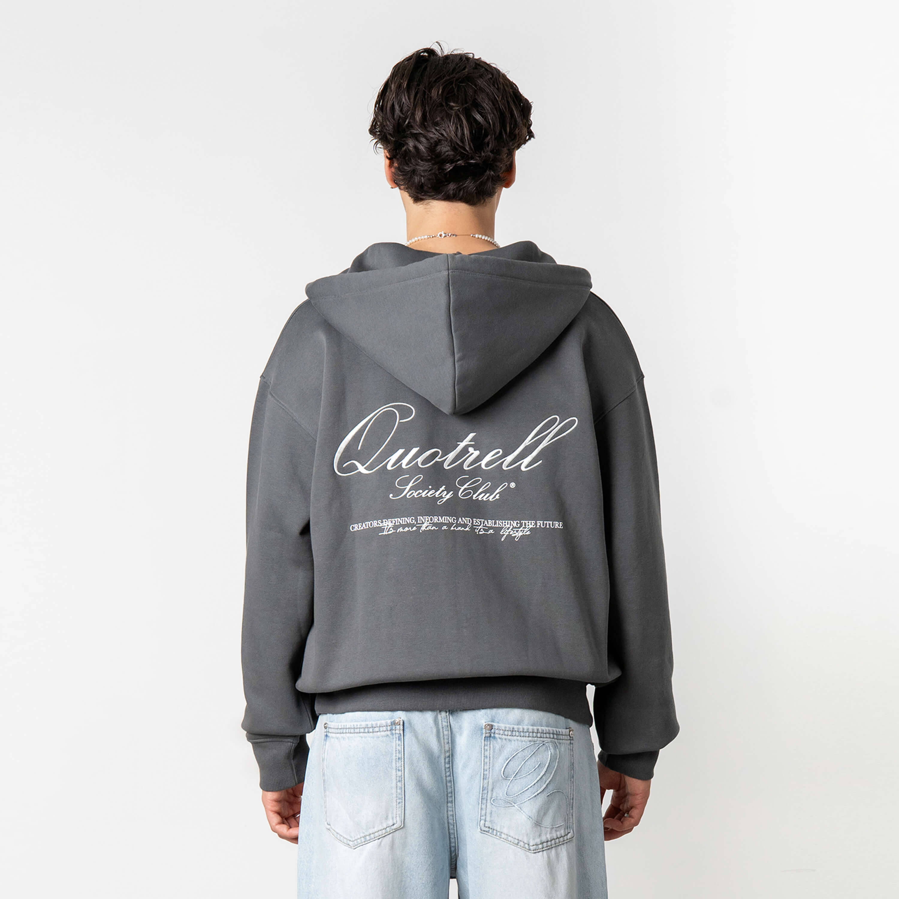 Model is 179 cm, 71 kg, and wears size M
