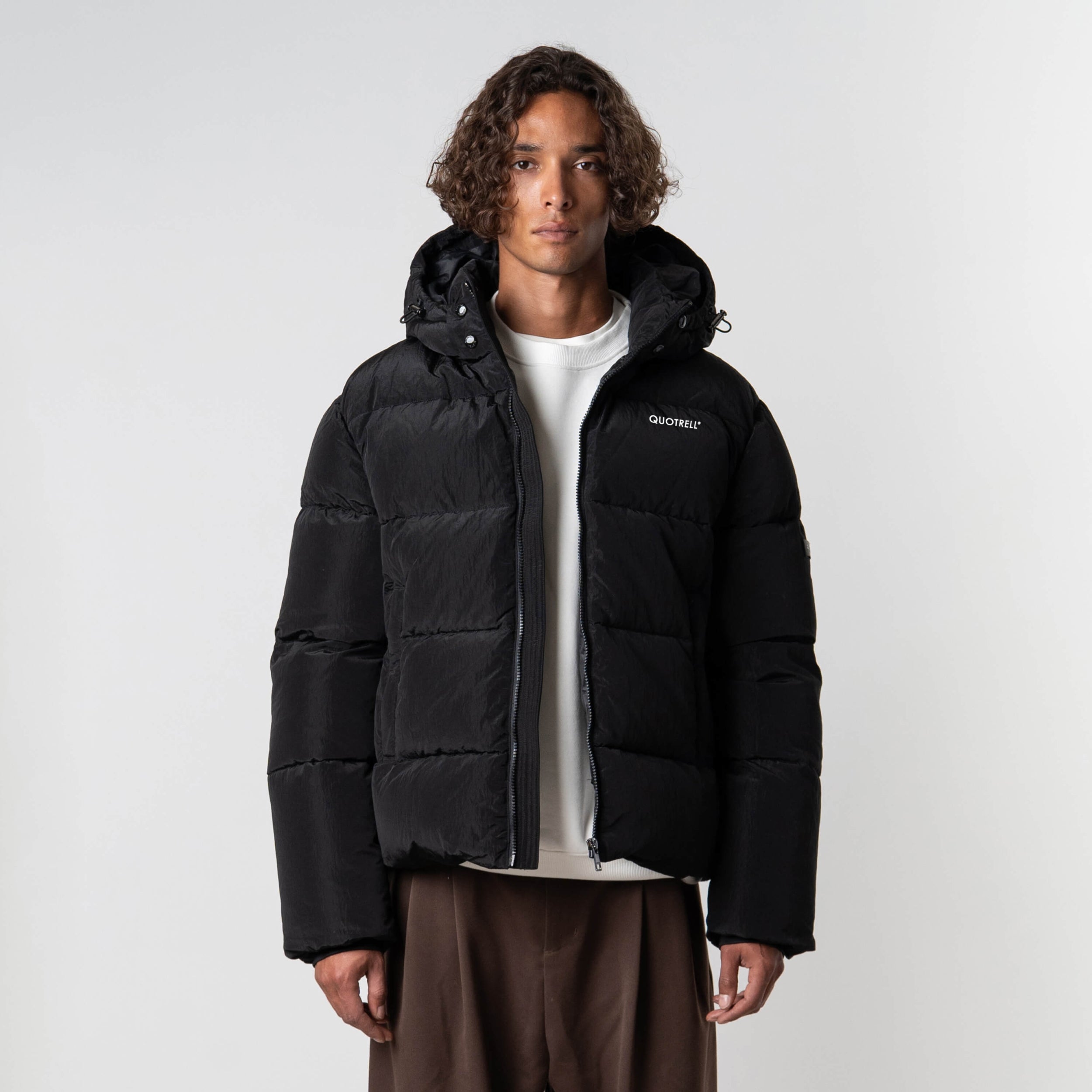 Model is 184 cm, 70 kg, and wears size M
