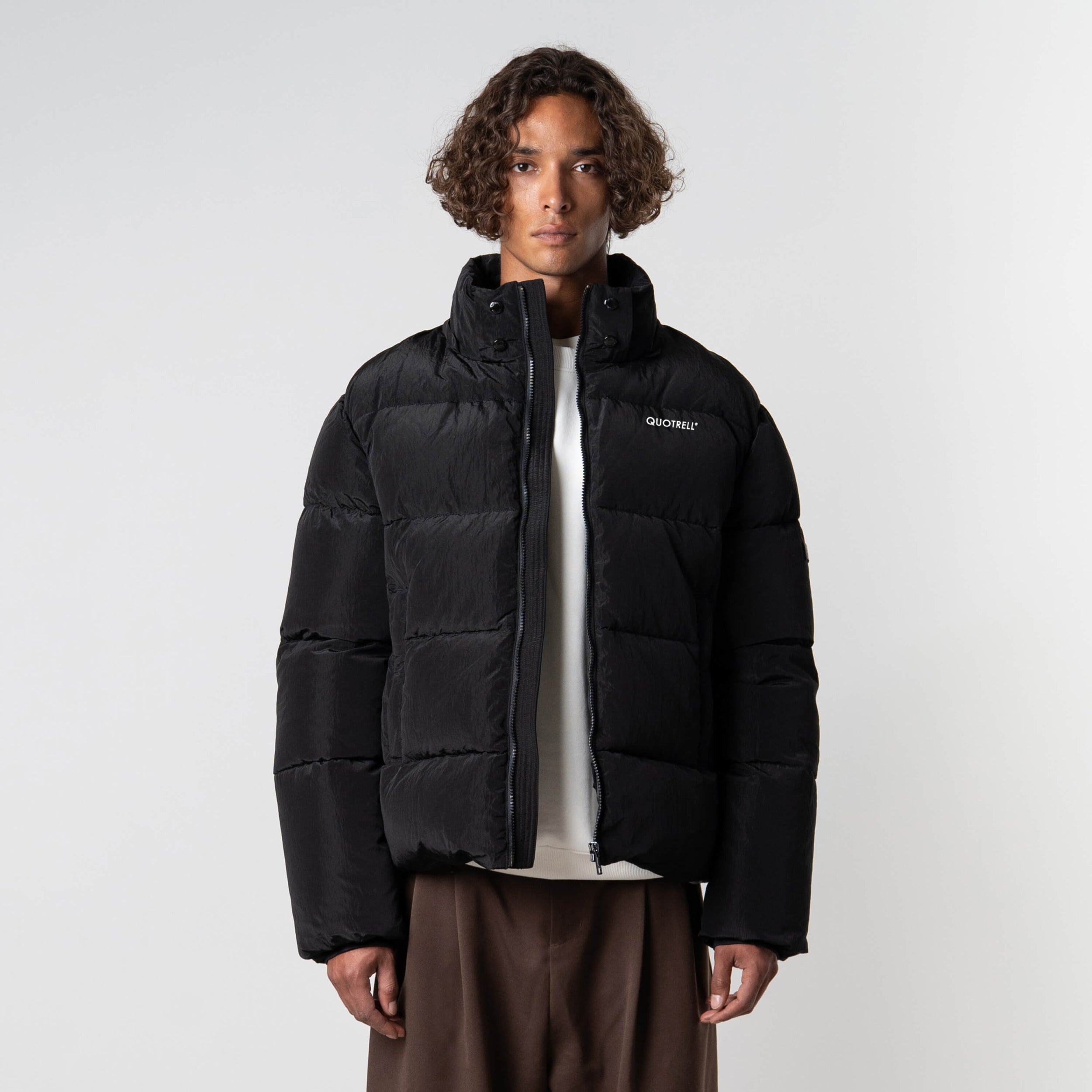 Model is 184 cm, 70 kg, and wears size M
