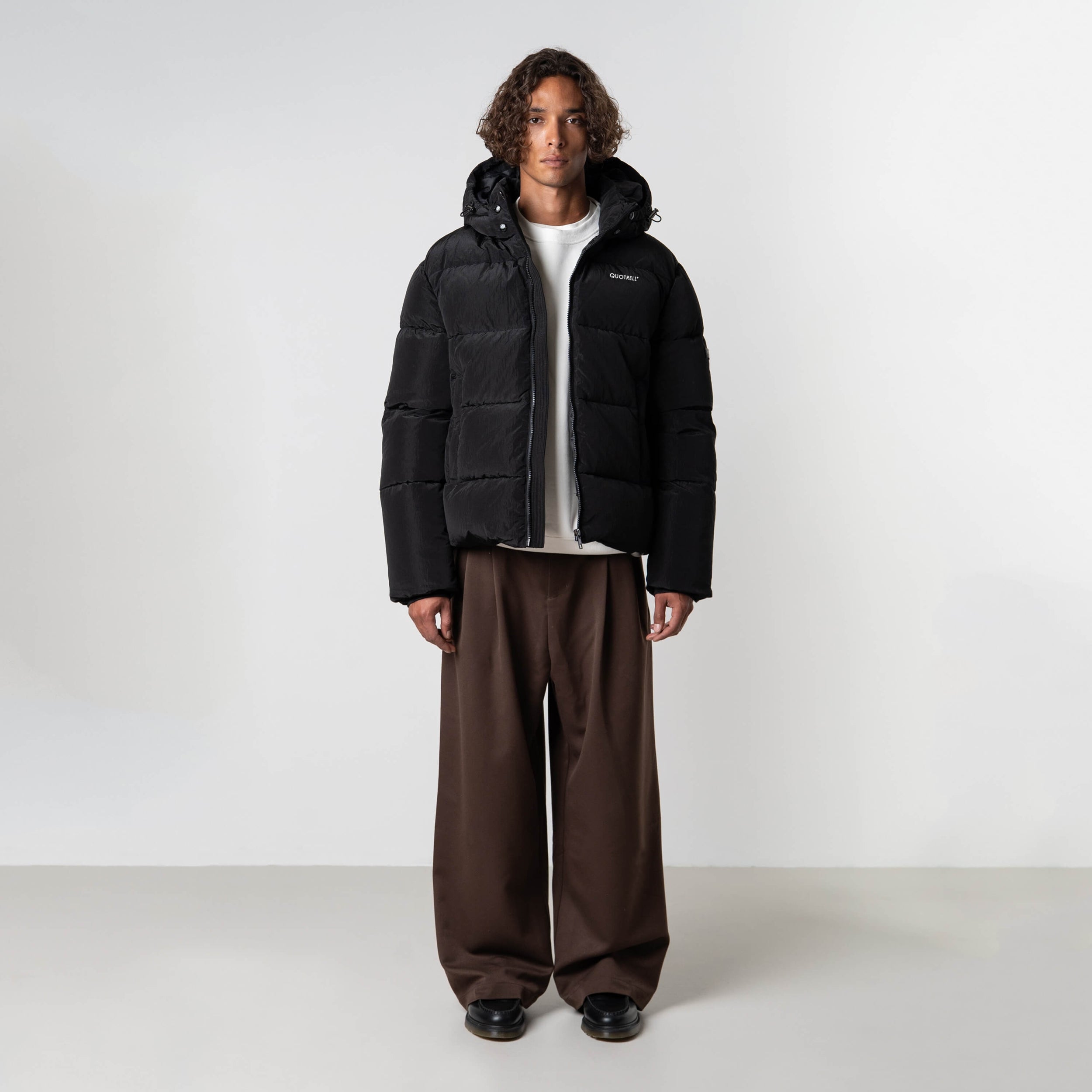 Model is 184 cm, 70 kg, and wears size M

