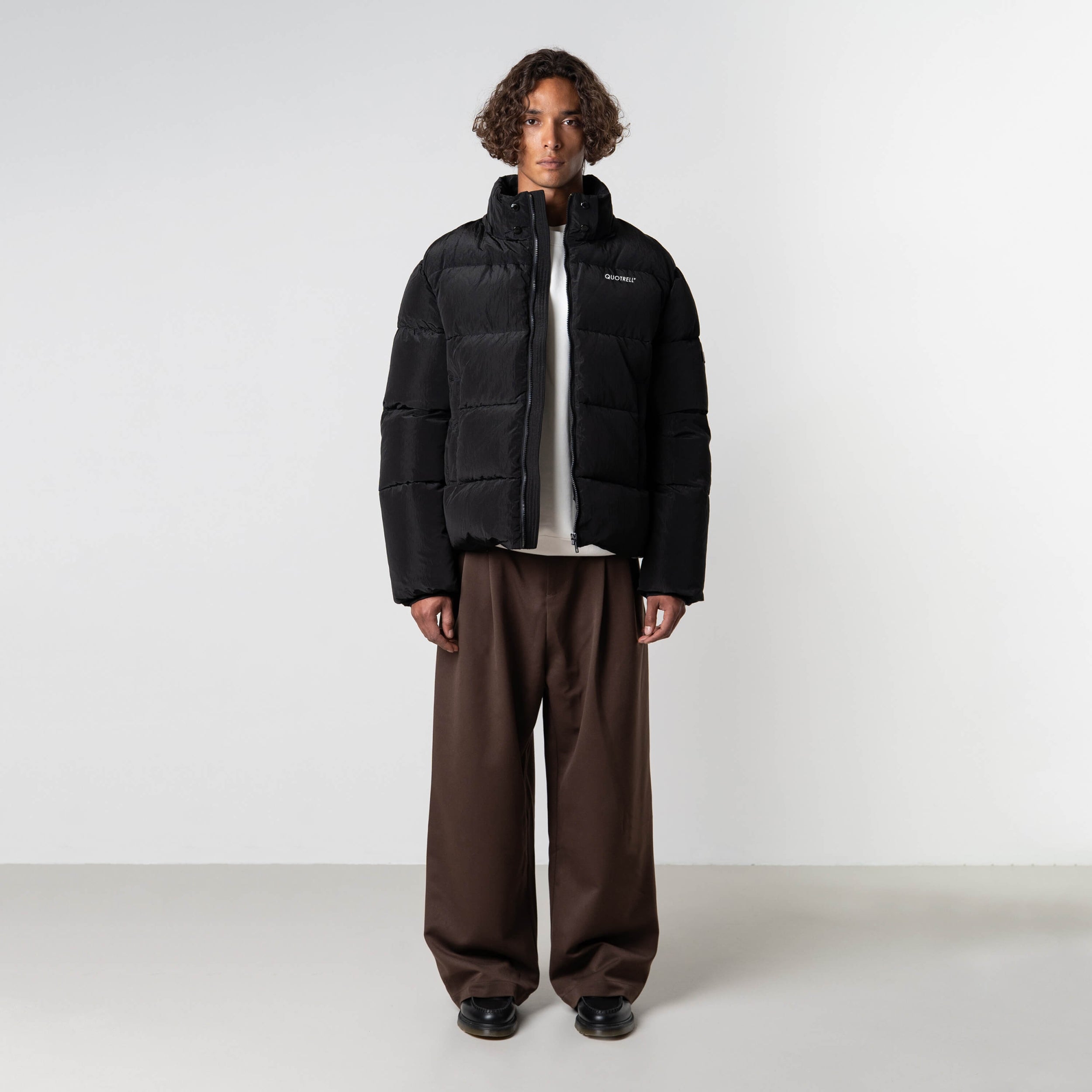 Model is 184 cm, 70 kg, and wears size M
