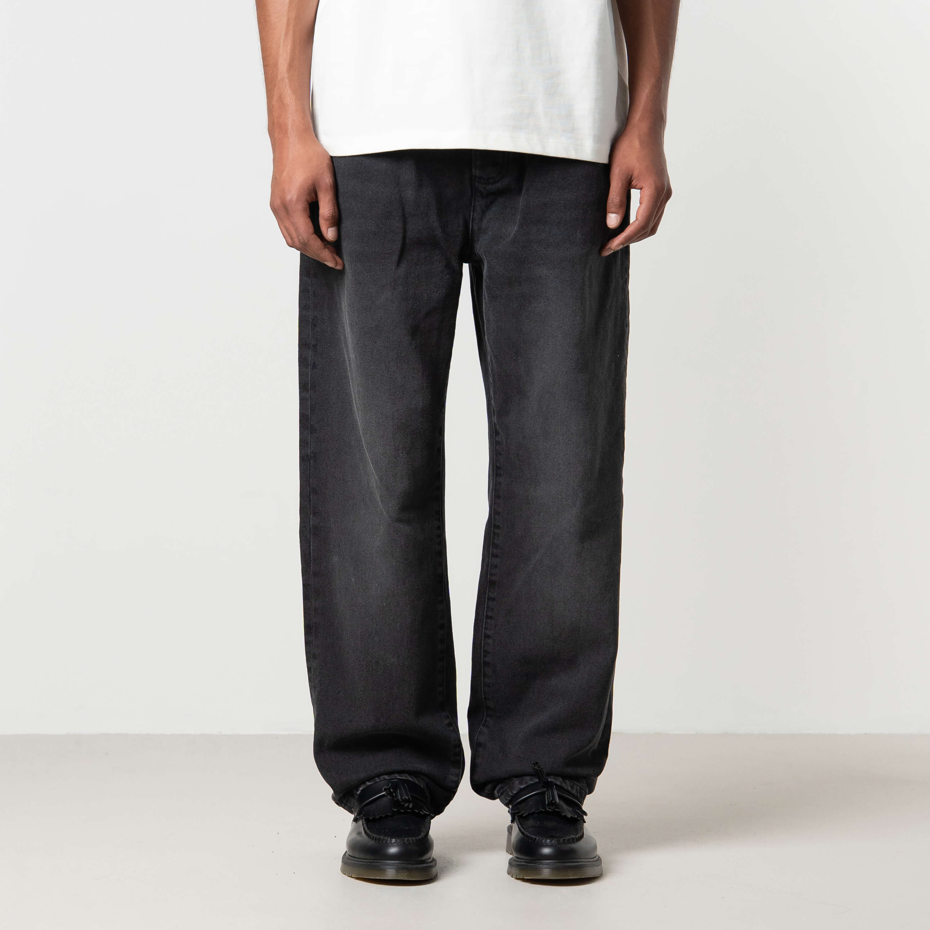 Model is 184 cm, 70 kg, and wears size M
