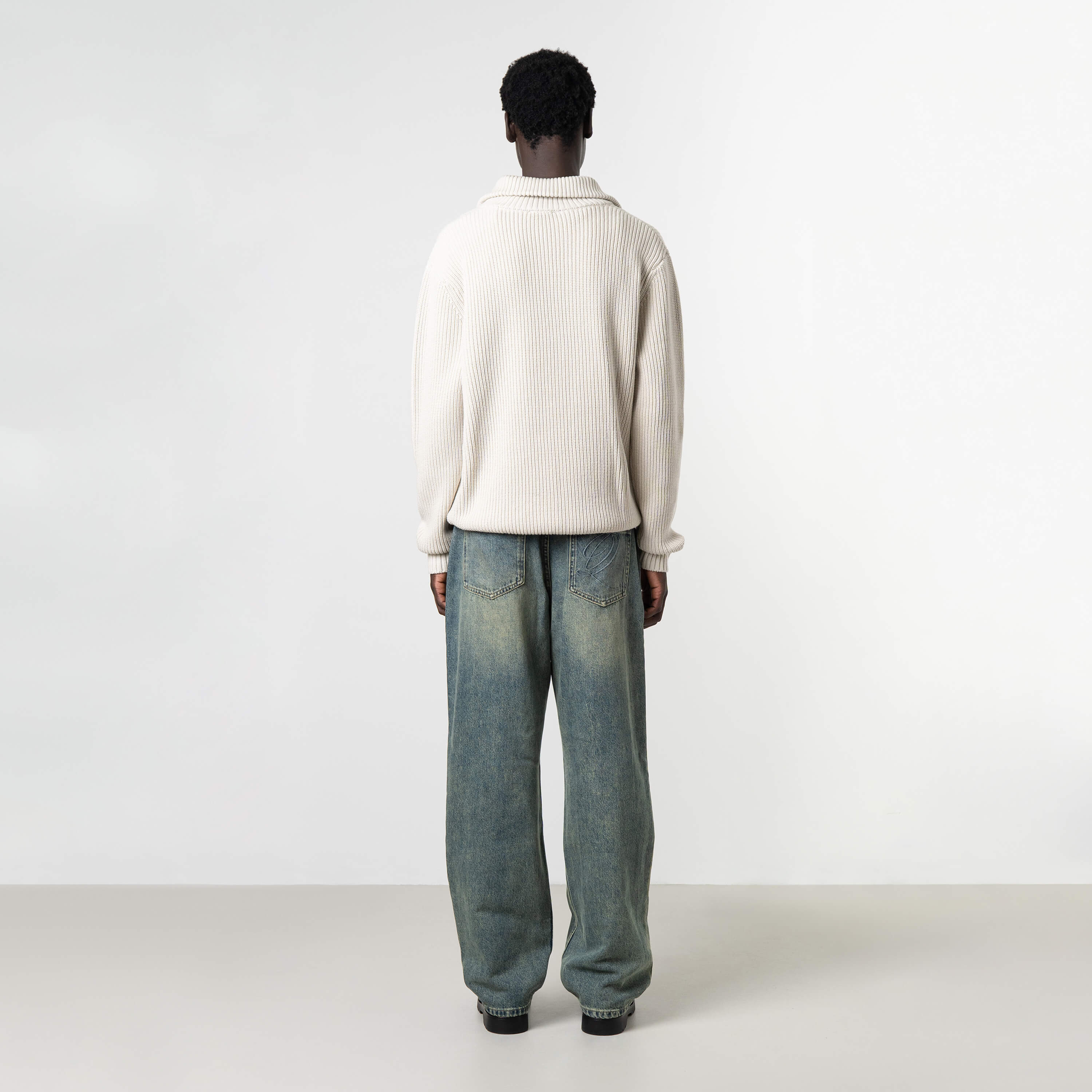 Model is 189 cm, 74 kg, and wears size M
