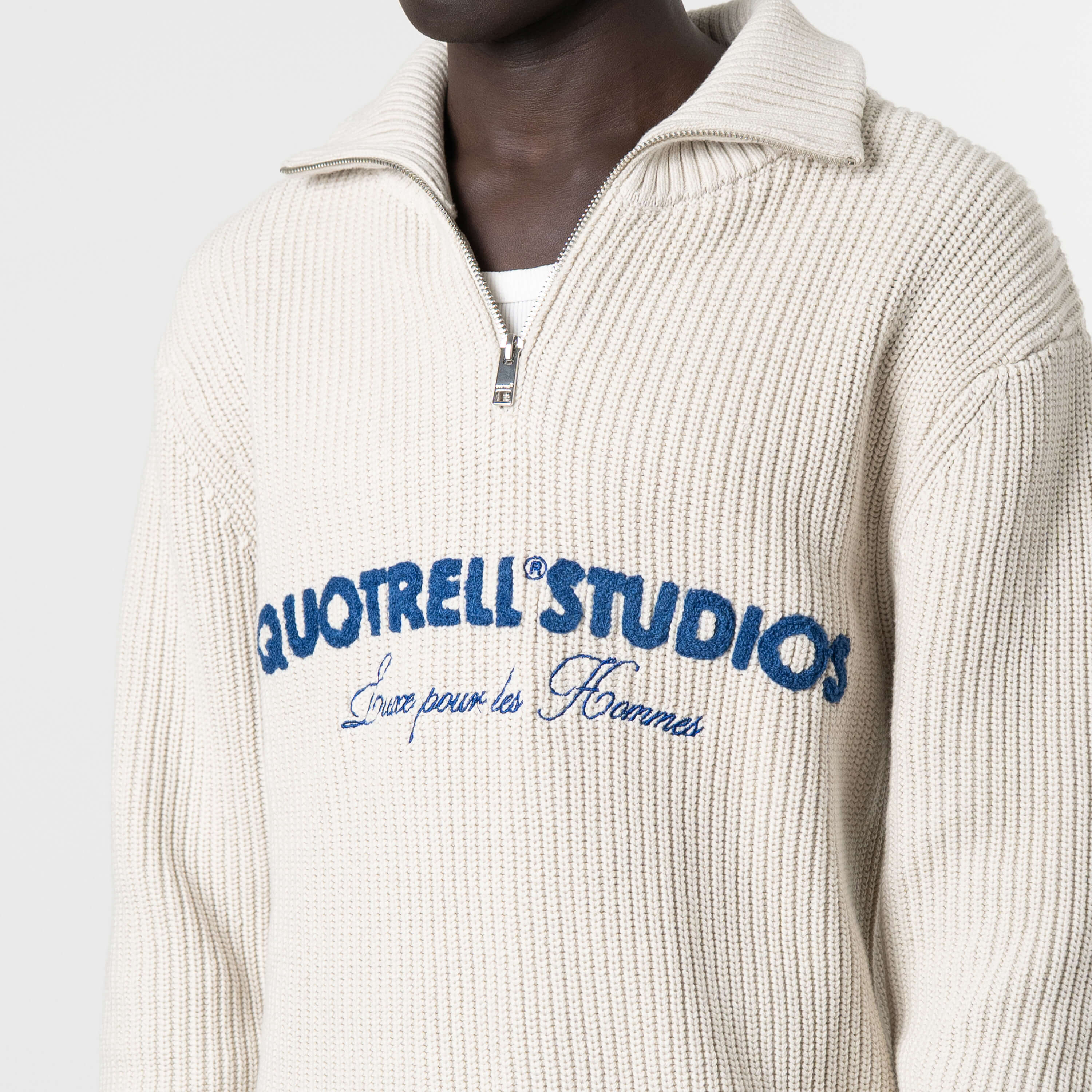 Model is 189 cm, 74 kg, and wears size M
