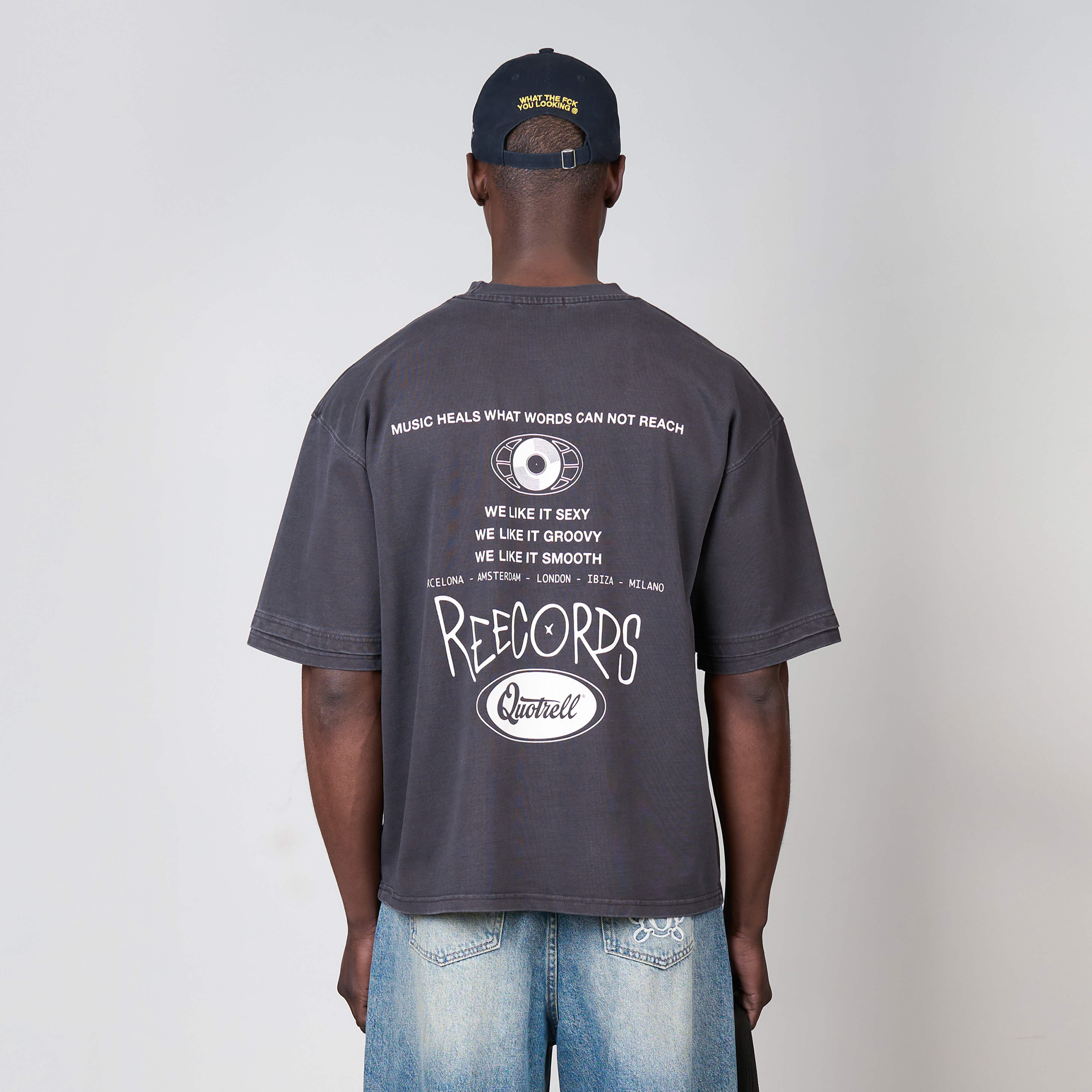 Model is 188 cm, 74 kg, and wears size L
