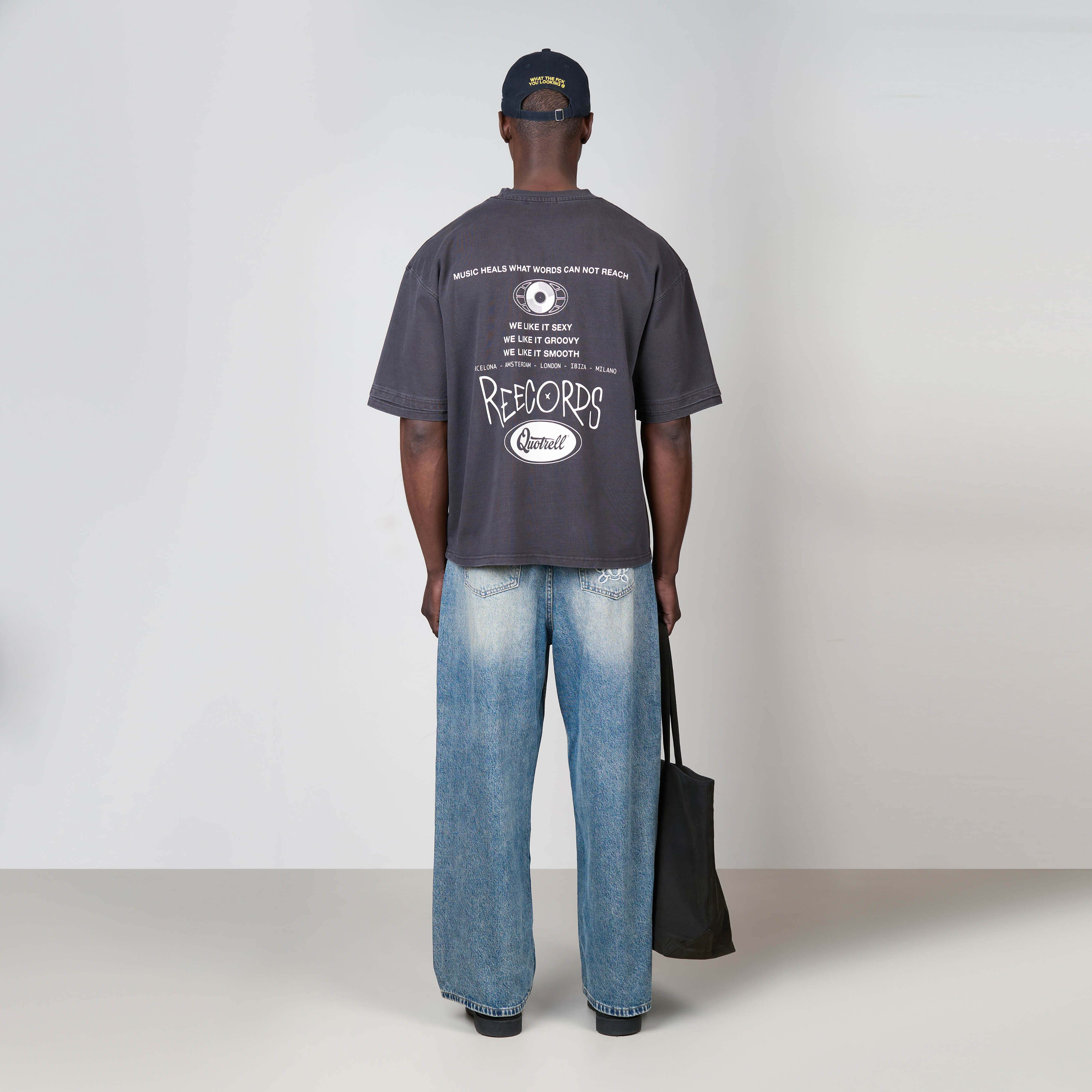 Model is 188 cm, 74 kg, and wears size L
